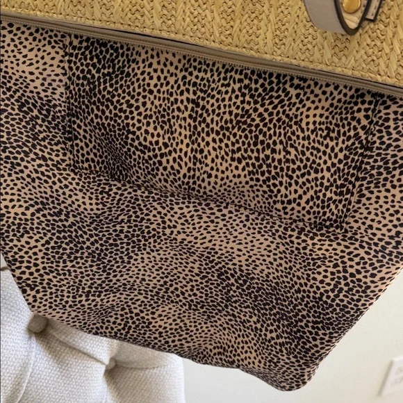 Isabelle Large Straw Zippered Tote with Interior Pockets - Picture 13 of 15